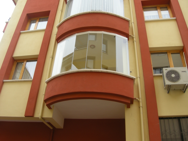 Многоэтажный дом с остекленными балконам